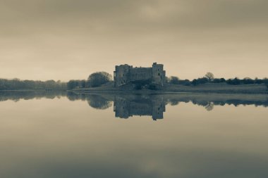 Carew Castle bir göle yansıma