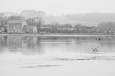 Carew Castle, Galler 'de suda yansıtan değirmen