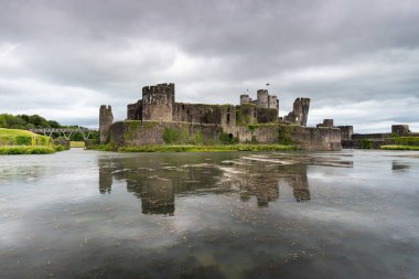 Caerphilly Şatosu Hendeğe Kısmen Yansıtıldı