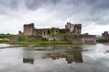 Caerphilly Şatosu Hendeğe Kısmen Yansıtıldı