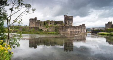 Hendekte Yansımaları olan Caerphilly Şatosu