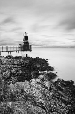 Limandaki Portishead Point Deniz Feneri Severn nehrinin yanındaki kayalıklarda