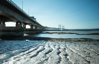 Galler Prensi Köprüsü, Severn Sahili, sahilde dalgaların çamurda dalgalanmalarını gösteriyor.