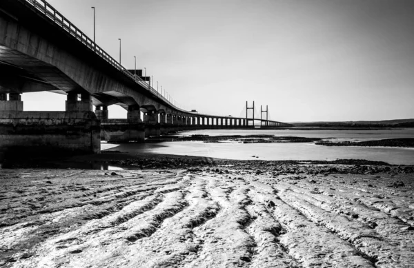 Galler Prensi Köprüsü, Severn Sahili, sahilde dalgaların çamurda dalgalanmalarını gösteriyor.