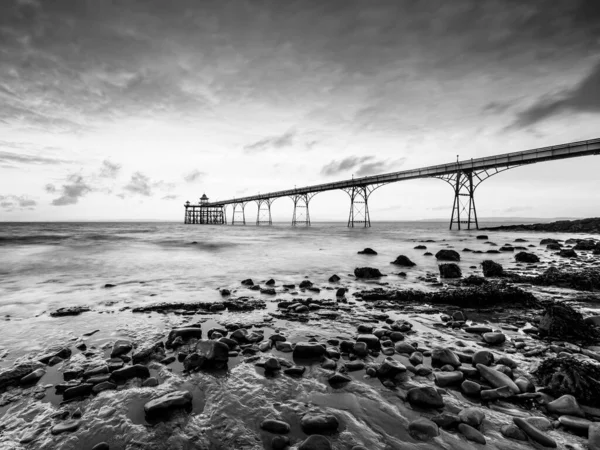 Clevedon Skelesi Somerset Gün Doğumunda Dalgalar Deniz Manzaralı Planda Çakıl — Stok fotoğraf
