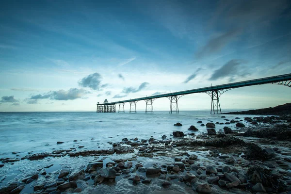 Clevedon Móló Somerset Napkeltekor Kavicsokkal Kövekkel Előtérben Kilátással Hullámokra Tengerre — Stock Fotó