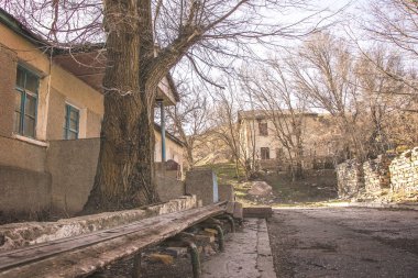 Eski, terk edilmiş bir bina. Mahvetmek.