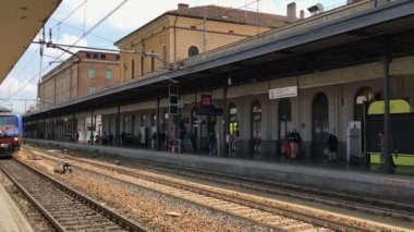 Bologna, İtalya - 31 Mayıs 2018: Tren İstasyonu gün görünümü. Bologna Centrale platforma gelen Trenitalia trende vınlamak dışarı.
