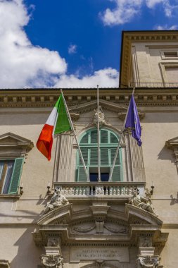Roma, İtalya Quirinal Sarayı gün görünümü Avrupa ve İtalyan bayrağı ile giriş. Palazzo del Quirinale cephe ve balkon Bernini, şu anda İtalyan Cumhurbaşkanı köşkü inşa.