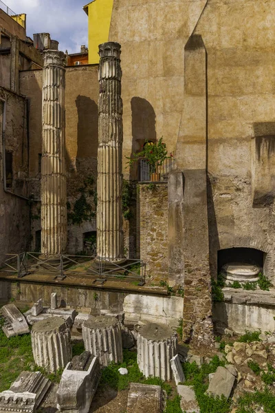 Ρώμη Ιταλία Ναό Των Νυμφών Προβολή Εξωτερικού Ημέρας Από Ερείπια — Φωτογραφία Αρχείου