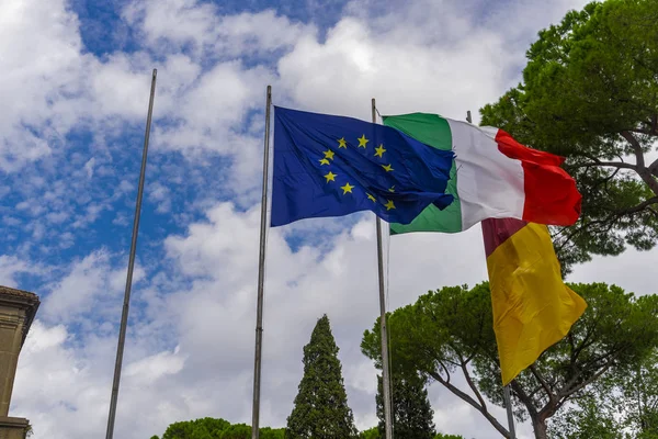 Bandeiras União Europeia Itália Roma Acenando Bandeiras Voando Mastro Capitólio — Fotografia de Stock