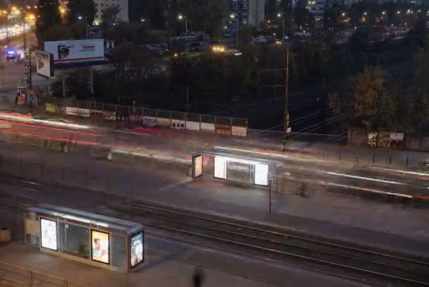 Warszawa Polen Trafik Tid Förflutit Kväll Till Kväll Publiken Busshållplats — Stockvideo