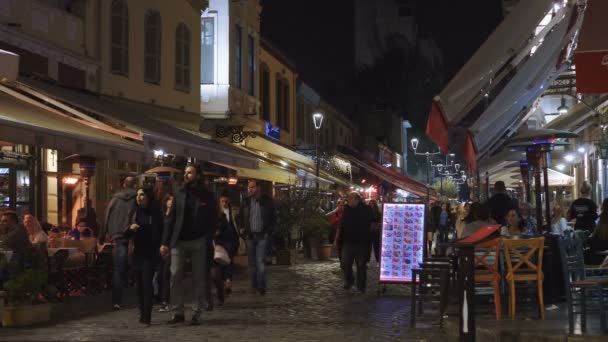 希腊塞萨洛尼基 2018年11月10日 拉达迪卡区夜间聚集在餐馆 拉达迪卡是指出售石油的商店 可以看到许多游客所在的城市地区的夜景 那里有当地的酒吧和塔弗拉斯 — 图库视频影像
