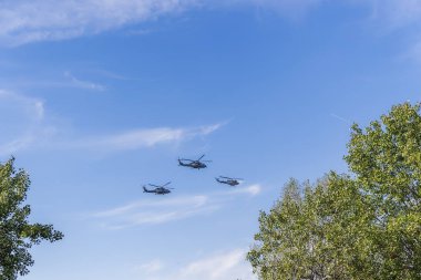 Thessaloniki, Yunanistan - 28 Ekim 2018: Yunan hava kuvvetleri Seahawk ve Agusta Bell uçan helikopter. SH Sikorsky Seahawk ve Agusta Bell Ab-212 fırkateyn Anti Submarine Warfare askeri geçit töreninde helikopterler