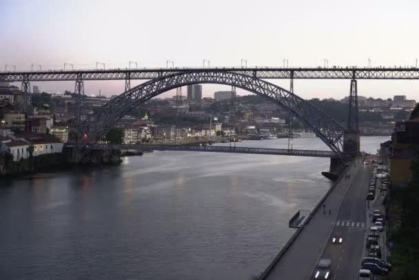 葡萄牙波尔图多姆路易斯一世桥景杜罗河6K 傍晚到晚上延时 维拉诺瓦 德盖亚地区与照明的传统建筑在背景上可见 — 图库视频影像