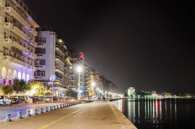 Thessaloniki, Yunanistan gece görünümü The White Tower ve çevresindeki waterfront. Noel ışıklı 2018 eski waterfront alanından gördün kentin simgesel yapı.