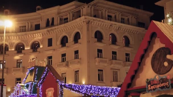 アリストテレオス広場でテッサロニキ ギリシャ 2018 クリスマスの装飾 主要都市の広場でお祭りの分割払いの夜景 — ストック動画