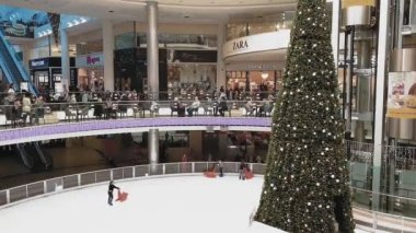 Limassol, Kıbrıs - 02 Aralık 2018: My Mall Limasol Noel 2018 süslemeleri buz pateni buz pisti ile. Festival ayrıntıları ile Noel ağacı dükkan ve büyük alışveriş alanlarının iç mevsimsel görünümü.
