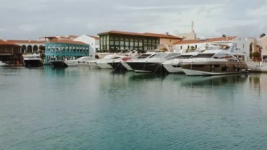 Kıbrıs Limasol Marina gün görünümü ile yatlar. Tam Lemessos Konsiyerj hizmetleri sunan lüks gemiler organize bir modern Marina demirleyen.