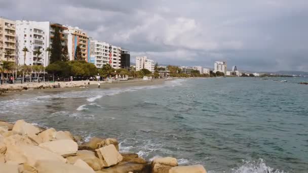 Kıbrıs Limasol Sahil Mesire Gün Görünümü Deniz Manzaralı Modern Binalar — Stok video