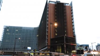 Yan görünüm akşam Brüksel, Avrupa Parlamentosu (Le Berlaymont). Avrupa Komisyonu Genel Müdürlük Binası, Avrupa Komisyonu Başkanı koltuk.
