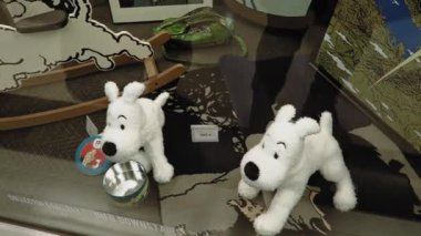 Brussels, Belçika - 22 Ocak 2016: Moof çizgi roman Müzesi öncesi giriş atrium. Moof modern Müzesi özgün figürler görüntüler ücretsiz müze giriş önce Galerie Horta içinde boşluk sergiledi..