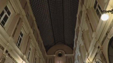 Brüksel, Galeries mısınız Saint-Hubert geceleri. Büyük bölümünü Inside: 1847 Saint-Hubert Kraliyet Galerileri kalabalık ve kapalı dükkan ile.