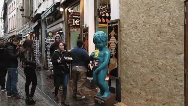 Bryssel Belgien Januari 2016 Manneken Pis Replika Utanför Våffla Butik — Stockvideo