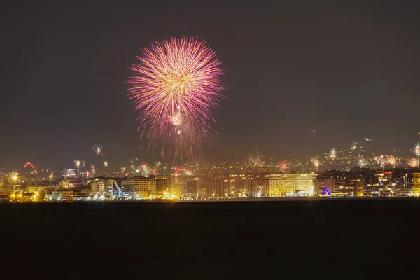 テッサロニキの大晦日 2019 日の花火 アリストテレオスで花火と 2019 年の来ることのためのお祝いの Greece Part 広場周辺都市のウォーター フロントから見た — ストック写真