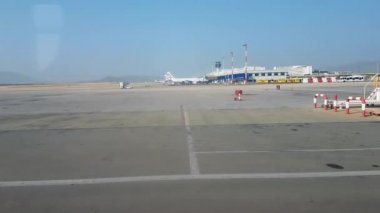 Atina, Yunanistan - 03 Ağustos 2016: Atina Havaalanı asfalt görünümüyle topraklı uçaklar. Atina Uluslararası Havaalanı Eleftherios Venizelos önlük pist Ege ve Ryanair ile görünümünü otobüs Uçak Park.