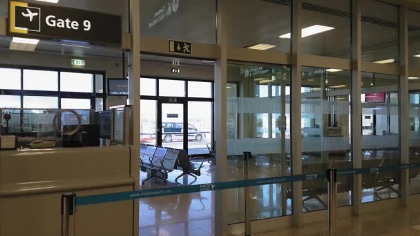 Luqa Malta Agosto 2016 Puertas Mla Del Aeropuerto Internacional Malta — Vídeos de Stock