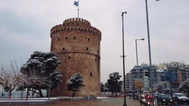 Thessaloniki, Yunanistan - 04 Ocak 2019: Yoğun kar yağışı şehir merkezinde. Beyaz Kule, kentin simgelerinden trafik Leoforos Nikis Avenue ile kar.