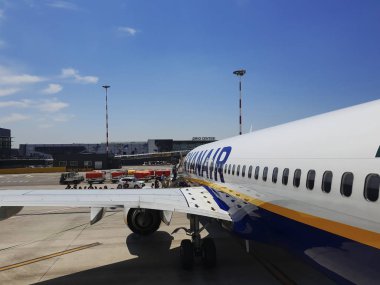 Bergamo, İtalya - 17 Temmuz 2018: yatılı Milano Bergamo Havaalanı asfalt yolcu. Önlük alanda Orio al Serio Caravaggio Uluslararası Havaalanı, Yönetim Kurulu ön girişe bir Ryanair uçağı yolcuları.