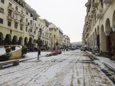 Thessaloniki, Yunanistan - 04 Ocak 2019: Yoğun kar yağışı şehir merkezinde. Şehrin ana Meydanı, Aristotelous trafiğe kapalı bölgede kar.