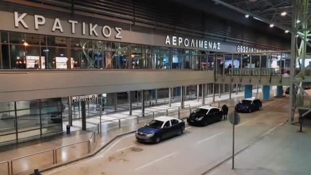 Salonicco Grecia Gennaio 2019 Taxi Parcheggiati All Ingresso Dell Aeroporto — Video Stock