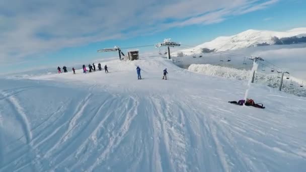 Vista Del Punto Vista Del Esquiador Día Nevado Usando Curvas — Vídeos de Stock