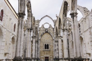 Lisbon, Portekiz - 19 Temmuz 2018: Carmo Manastır Kilisesi harabeleri. Gün görünümü ana nefin kalıntıları ve Convent of Our Lady, Mount Carmel kemerler, Convento da Ordem Carmo 1755 depremden zarar yapmak.