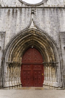 Lisbon, Portekiz - 19 Temmuz 2018: dış gün Carmo Rahibe Manastırı bir bakış. Convent of Our Lady, Mount Carmel NEF kalıntıları ana portal giriş önde gelen erişim, Convento da Ordem yapmak Carmo.