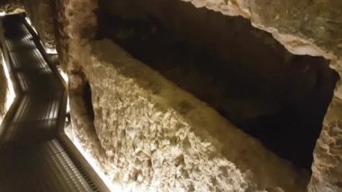 Rabat, Malta - 04 Ağustos 2016: Saint Paul Catacombs iç hypogea tünelleri. İçindeki yeraltı galerileri ve mezarlar Aziz Agatha karmaşık alanında düşük tavan dar yol.