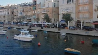 Üç şehirler, Malta - 05 Ağustos 2016: Grand Harbour view gemisinden. Seyir gemi gördüm Senglea, Citta Invicta waterfront geleneksel Malta binalar ve demirli deniz araçları, deniz görünümü.
