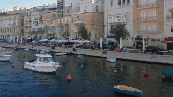 船からの つの都市 マルタ 2016 グランド ハーバー ビュー Senglea 巡航船から見たマルタの伝統的な建物と係留ボート チッタ — ストック動画