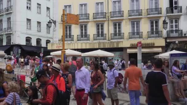 葡萄牙里斯本 2018年7月18日 在历史悠久的电车28巴士站等候的人群 Chiado 巴士站登上游客的木黄色电动电车乘客波夫 — 图库视频影像