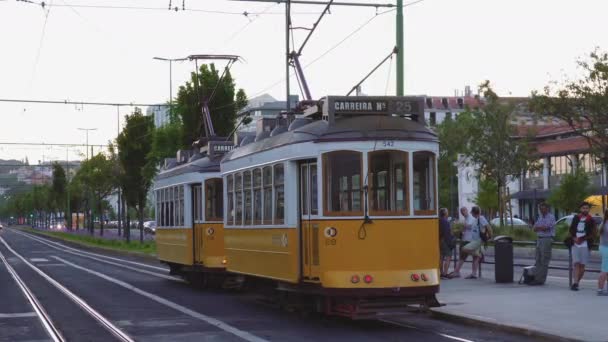 Lisboa Portugal Julio 2018 Tranvías Eléctricos Amarillos Parada Autobús Con — Vídeos de Stock