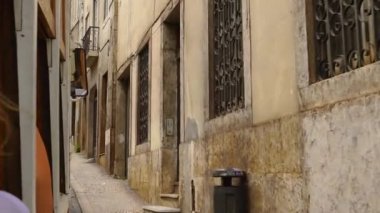 Lisbon, Portekiz - 18 Temmuz 2018: Yolcu Pov tarihi tramvay 28 üzerinden. Portekiz başkentinin görünümünü gün dar yol geleneksel binalar, ahşap sarı elektrikli tramvay içinde gördün mü.