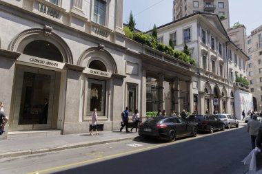 Milan, İtalya - 12 Mayıs 2018: Via Monte Napoleone lüks alışveriş sokağı. Pencere alışveriş kalabalık Giorgio Armani ve Louis Vuitton Milano moda bölgesinin ünlü mağazaları ve yüksek son özel butikler dışında