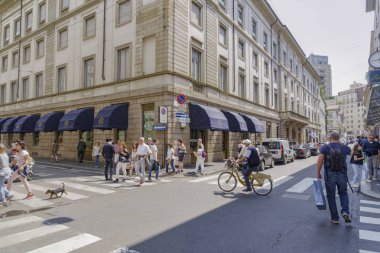 Milan, İtalya - 12 Mayıs 2018: Via Monte Napoleone lüks alışveriş sokağı. 1817 yılında kurulan Milano Moda Bölgesi tarihi pasticcerie Caffe Cova, dışarıdaki insanlar.