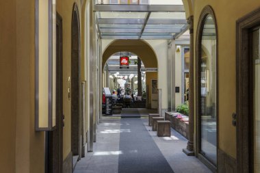 Milan, İtalya - 12 Mayıs 2018: Via Monte Napoleone lüks alışveriş sokağı. İtalyan markası Illy kafe amiral gemisi, müşteriler bir Milano Moda Bölgesi arcade depolamak.