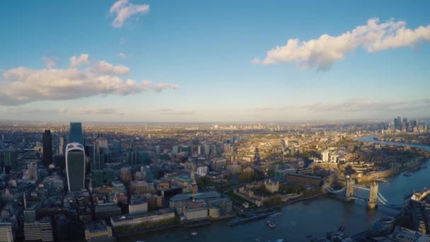 ロンドン中心部からシャード展望台からのパノラマ ビュー テムズ川 ロンドン ブリッジ シティ金融街のモダンな高層ビルの景色を望む屋内ウィンドウ ギャラリーからスカイラインの風景 — ストック動画