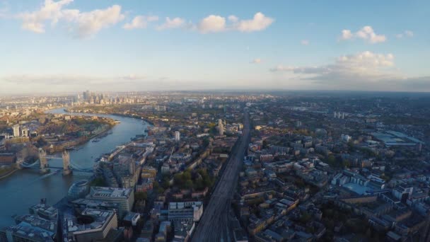 ロンドン中心部からシャード展望台からのパノラマ ビュー テムズ川 ロンドン橋 鉄道線 川沿いの建物の景色を望む屋内ウィンドウ ギャラリーからスカイラインの風景 — ストック動画
