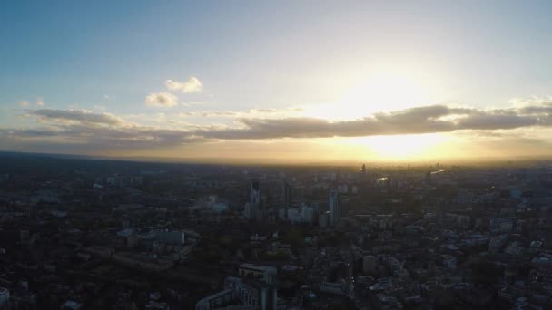 ロンドン中心部からシャード展望台からのパノラマ ビュー 近代的な高層ビルと日没時に低層の建物の景色を屋内ギャラリーからスカイラインの風景 — ストック動画